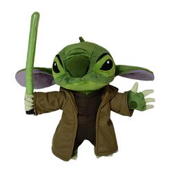 Peluche oficial de Stitch disfrazado del Maestro Jedi Yoda basado en la mítica saga de Star Wars (La Guerra de las Galaxias).