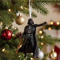 Imponente y elegante, el Adorno de Navidad Darth Vader aporta un toque de galaxia a tu árbol con una figura en resina de gran detalle que destaca por su acabado negro brillante y su icónica pose con sable de luz.