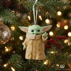 Ternura galáctica para tu árbol con este adorno Grogu, inspirado en The Mandalorian y pensado para lucir impecable temporada tras temporada: su acabado cuidado realza los pliegues del abrigo 