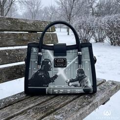 Atrévete a revivir la épica Rebelión con el Bolso Final Frames Star Wars The Empire Strikes Back de Loungefly, una pieza de 28,7 × 23,7 × 8,7 cm elaborada en resistente cuero vegano (poliuretano)
