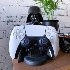 Domina tu espacio gaming con el Cable Guy de 20 cm inspirado en Darth Vader de Star Wars, un soporte que fusiona robustez y diseño cinematográfico para mantener tus mandos, smartphones y mandos a distancia