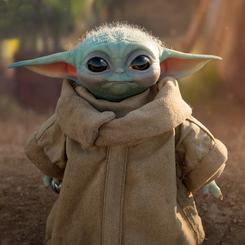 El ser más adorable de la galaxia llega en todo su esplendor con esta impresionante réplica oficial a escala 1:1 de The Child, conocido también como Grogu, directamente desde la aclamada serie The Mandalorian en Disney+.