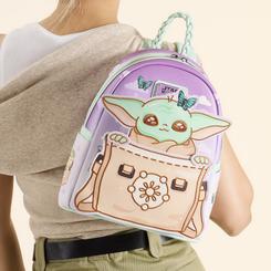 Ternura intergaláctica para tus planes diarios. La mini mochila Grogu – Star Wars × Loungefly muestra a “The Child” asomado desde una alforja con mariposas bordadas sobre un cielo lila