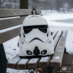 Con un diseño que recrea el icónico casco de los Stormtroopers y un efecto lenticular que cambia de perspectiva al mover la mochila, esta mini mochila Star Wars Loungefly 