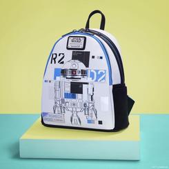 Descubre esta mini mochila inspirada en R2-D2 que combina tecnología y estilo galáctico en cada detalle: su cuerpo en poliuretano con ribetes de terciopelo sintético se adorna con aplicaciones doradas, relieves estampados
