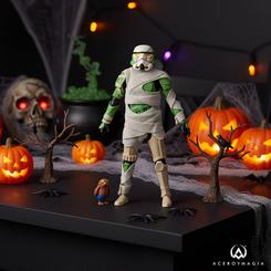 Terror galáctico con sello de colección. La Figura premium Night Trooper – Star Wars The Black Series llega con 15cm de altura, es totalmente articulada y luce un diseño temático de Halloween Edition que mezcla la armadura imperial 