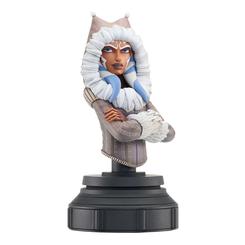 Directamente desde el gélido planeta Ilum, llega este busto animado de Ahsoka Tano, basado en el memorable episodio The Gathering de Star Wars: The Clone Wars. Con una altura aproximada de 13 cm