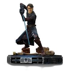 La fuerza se manifiesta con intensidad en esta estatua deluxe de Anakin Skywalker, inspirada en Star Wars: The Clone Wars. Con una altura aproximada de 19 cm sobre su base, esta pieza a escala 1/10 captura con gran fidelidad al Jedi