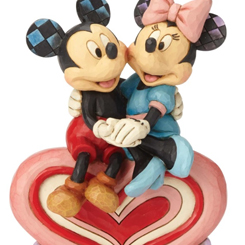 Preciosa figura de Mickey Mouse y Minnie Mouse sentados sobre un corazón. En esta figura con unas medidas aproximadas de 22 x 5 x 13 cm., se ha mezclado la magia de las figuras de Walt Disney
