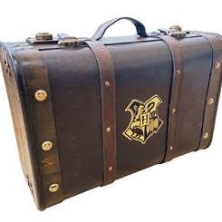 El emblemático baúl de Hogwarts puede ser el complemento perfecto de tu rincón preferido. Esta preciosa caja de almacenamiento con la forma del bonito baúl de Harry Potter