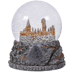 Preciosa bola de Navidad del famoso castillo de Hogwarts basado en la saga de Harry Potter. Decora tu rincón preferido con esta preciosa bola de nieve de Hogwarts.