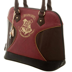 Espectacular bolso de mano oficial de Hogwarts basado en la saga de Harry Potter escrito por la autora británica J. K. Rowling. Este precioso bolso está realizado en Cuero de la PU con unas medidas aproximadas 25 x 33 x 16 cm.