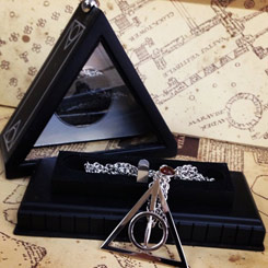 Añade un toque de magia a tu colección con el colgante oficial de Xenophilius Lovegood, inspirado en "Las Reliquias de la Muerte" de Harry Potter. Este colgante meticulosamente diseñado presenta el icónico símbolo