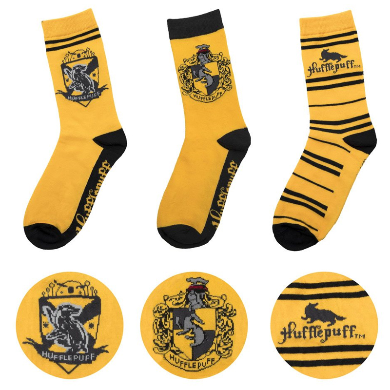 Set de 3 pares de calcetines oficiales de la casa Hufflepuff basados en la saga de Harry Potter. Disfruta de estos calcetines realizados en 98% poliéster y 2% elastán.