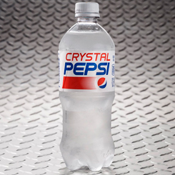 Botella Crystal Pepsi edición limitada de 2018. Por aclamación popular, Pepsi lanza de nuevo la bebida que sabía a cola pero que era transparente. Un refresco de culto que ahora podremos degustar por tiempo limitado.