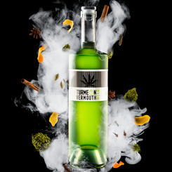 Botella de Vermouth de Marihuana Turmeon Weed de 750 ml.  Es el primer Vermouthdel mundo con Cannabis Sativa, además de otros 34 botánicos diferentes.