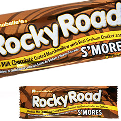 Pack compuesto por dos chocolatinas Annabelle's Rocky Road S'mores! Deliciosas barritas de Malvavisco (Marshmallow) recubierto de un delicioso chocolate con leche con Galletas Graham Cracker y Anacardos.