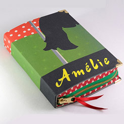 Mágico bolso Clutch realizado a mano con la forma del libro “Amélie”. Esta pequeña obra de arte está realizado en tela de algodón con un tratamiento totalmente ecológico y forrados con telas francesas de la Provenza.