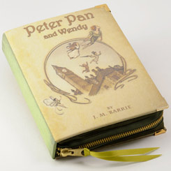 Fantástico bolso Clutch realizado a mano con la forma del libro “Peter Pan” (Peter Pan and Wendy Book Clutch). Esta pequeña obra de arte está realizado en tela de algodón con un tratamiento totalmente ecológico.
