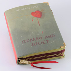 Romántico bolso Clutch realizado a mano con la forma del libro “Romeo y Julieta” (Romeo and Juliet with Heart Book Clutch). Esta pequeña obra de arte está realizado en tela de algodón con un tratamiento totalmente ecológico.