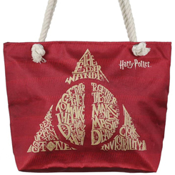 Bolso de Playa Las Reliquias de la Muerte basado en la saga de Harry Potter. Este precioso bolso con cremallera de Harry Potter está realizado en poliéster y tiene unas medidas aproximadas 47 x 34 x 13 cm. 
