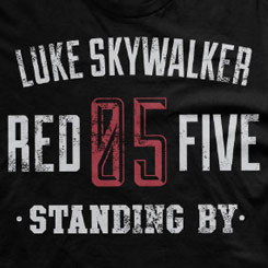 Camiseta Oficial "Luke Skywalker Red 5 Standing By" basado en la popular saga “Star Wars” de George Lucas. Camiseta de alta calidad realizada en algodón 100%.