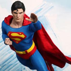Basada en la famosa película de Superman de 1978 interpretada majestuosamente por Christopher Reeve
