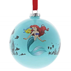 Es el momento de dar un toque de magia a tu árbol navideños con esta preciosa bola de navidad de Ariel basada en el clásico de Disney La Sirenita. Esta preciosa bola realizada en vidrio 