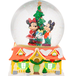 Entrañable bola de Navidad de Mickey y Minnie. Una reproducción elegante de la icónica escena navideña, esta bola de agua artesanal de Mickey y Minnie es una impresionante pieza de coleccionista.