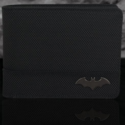 Preciosa billetera oficial de Batman. Los fans del hombre murciélago están de enhorabuena y ahora podrán lucir esta preciosa billetera realizada en Nylon con el logo metálico de Batman.