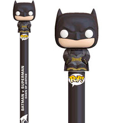 Precioso bolígrafo de Batman basado en la película Batman v Superman: Dawn of Justice, este precioso bolígrafo tiene una miniatura de tu personaje favorito en la parte superior de un tamaño aproximado de 2 cm.