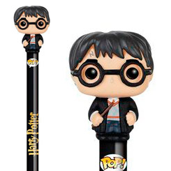 Divertido Bolígrafo Funko Pop de Harry Potter basado en la saga de Harry Potter, este precioso bolígrafo tiene una miniatura de tu personaje favorito en la parte superior de un tamaño aproximado de 2 cm. 
