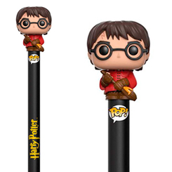 Precioso Bolígrafo Funko Pop de Harry Potter Quidditch basado en la saga de Harry Potter, este precioso bolígrafo tiene una miniatura de tu personaje favorito en la parte superior de un tamaño aproximado de 2 cm.