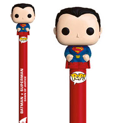Precioso Bolígrafo Funko Pop de Superman  basado en la película Batman v Superman: Dawn of Justice, este precioso bolígrafo tiene una miniatura de tu personaje favorito en la parte superior de un tamaño aproximado de 2 cm. 