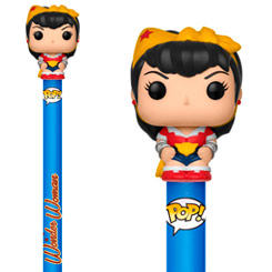 Precioso Bolígrafo Funko Pop de Wonder Woman de la línea DC Comics Bombshells, este precioso bolígrafo tiene una miniatura de tu personaje favorito en la parte superior de un tamaño aproximado de 2 cm. 