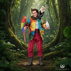 Figura de Ace Ventura de aproximadamente 20,3 cm con ropa de tela y licencia oficial. Su diseño reproduce el característico vestuario colorido y la estética del detective de mascotas.
