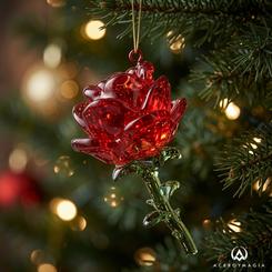 Una flor suspendida en cristal convierte un símbolo clásico en un pequeño foco de color y narrativa. Este adorno rosa Disney de cristal combina una corola translúcida, un tallo verde y un cordón dorado para evocar la magia 