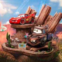 Revive la magia de Cars con la impresionante estatua Lightning McQueen & Tow Mater - Cars - Deluxe Art Scale 1/10 de Iron Studios. Con una altura de 31 cm, esta pieza capta a la perfección a Lightning McQueen 