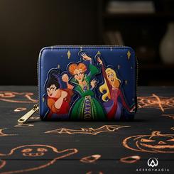 Hechizo de estilo en tu bolsillo con la Cartera Sanderson Sisters Hocus Pocus de Disney Loungefly, una pieza compacta y resistente que celebra a las hermanas más icónicas del cine con ilustraciones vibrantes 