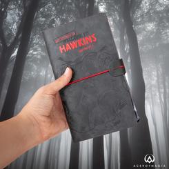 Descubre el cuaderno de viaje inspirado en Stranger Things, perfecto para tus aventuras diarias. Con una tapa blanda de poliuretano y un diseño compacto de 12 x 19,5 cm, este cuaderno combina funcionalidad y estilo. 
