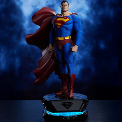 El legado del Hombre de Acero alcanza nuevas alturas con la Premium Masterline Series Statue 1/4 Superman Justice Comics, una obra maestra de 57 cm de alto creada en colaboración con Blitzway.