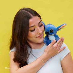 Peluche de hombro de Stitch de 12 cm inspirado en la película Disney. Representa al personaje azul con las orejas desplegadas e incorpora un sistema de ajuste mediante imán.