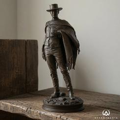 La estatua The Man with No Name Faux Bronze parece detener el tiempo justo antes de que el revólver abandone la funda. Esta estatua de El Hombre sin Nombre traslada uno de los instantes más tensos de El bueno, el feo y el malo 
