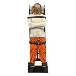 Añade un ícono del cine de terror a tu colección con la figura de acción de Dr. Hannibal Lecter (Masked), inspirada en la legendaria interpretación de Anthony Hopkins en El silencio de los inocentes.