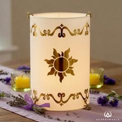 Una luz cálida atraviesa el cristal y convierte un sencillo cilindro en una escena inspirada en las noches de Corona. La linterna ornamental Rapunzel de cristal reproduce el emblemático motivo solar asociado a la película