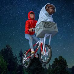 La encantadora figura Art Scale de E.T. y Elliot, inspirada en la icónica película "E.T. el Extraterrestre", es una verdadera joya para los coleccionistas. Fabricada en polystone y pintada a mano