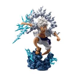 Poder desatado en tu estantería: la Figura Ichibansho Monkey D. Luffy Gear 5 de One Piece irradia energía en una pose icónica que captura el instante más explosivo del personaje, con volutas de nubes 