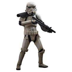 Barro seco, armadura gastada y un bláster pesado definen la figura Star Wars Imperial Remnant Stormtrooper Deluxe 1/6 antes incluso de colocarla en la vitrina. Esta pieza coleccionable de 30 cm transmite la dureza del remanente imperial
