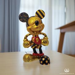Adéntrate en una experiencia única con la figura de Mickey Mouse en oro y negro de Disney Britto Limited Edition. La estilizada firma de Romero Britto se fusiona con el adorado personaje de Disney en esta impresionante pieza.