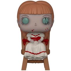 Terror con encanto de vitrina: la Funko POP! Annabelle in Chair (#790) trae a casa la inquietante presencia de Annabelle Comes Home en una figura de vinilo oficial de 9 cm que captura el gesto helado, el vestido blanco 
